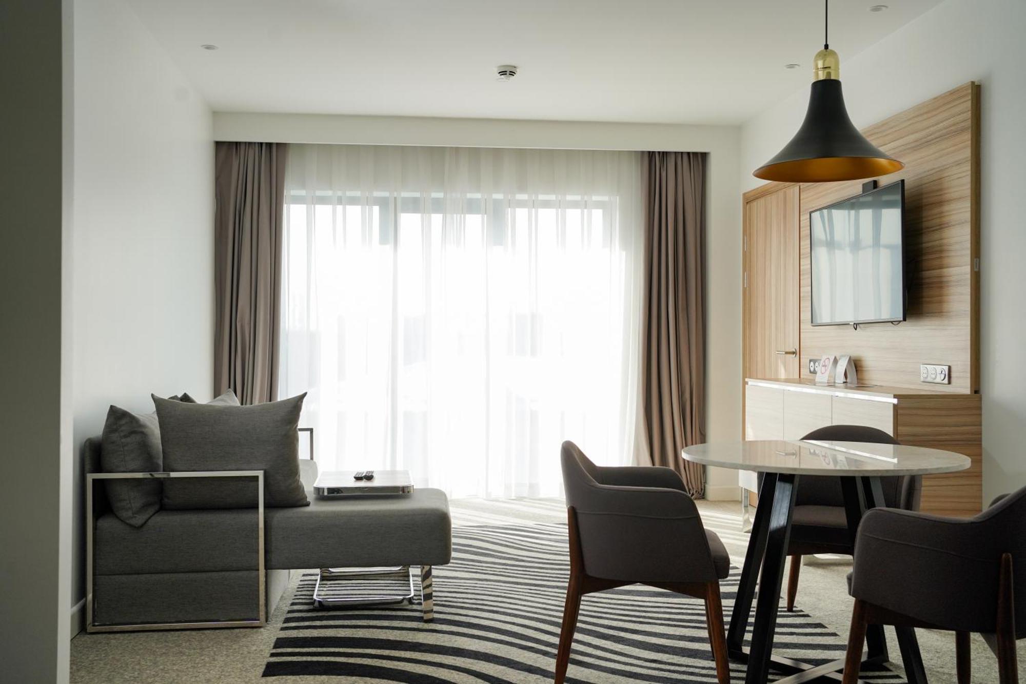 Novotel Bishkek City Center Extérieur photo